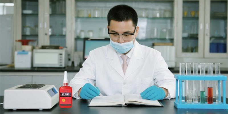 車身蒙皮粘上后往下掉，怎么快速固定？